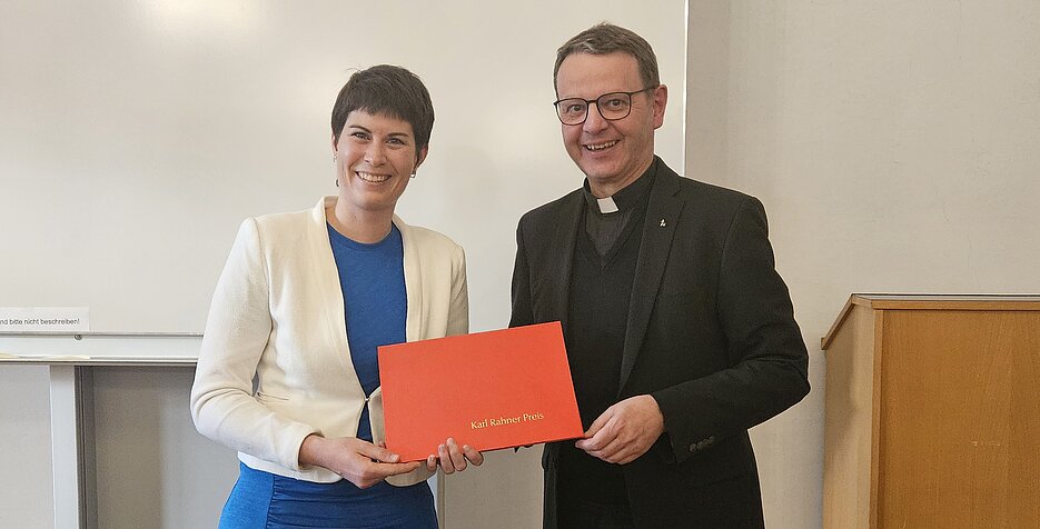 Übergabe der Urkunde durch P. Christian Marte SJ