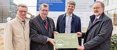 Übergabe des symbolischen Schlüssels für den Neubau der Anorganischen Chemie (v.l.): Minister Bernd Sibler, Unipräsident Alfred Forchel, Jan Knippel vom Staatlichen Bauamt und Professor Holger Braunschweig.
