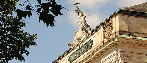 Veritati - der Wahrheit verpflichtet - lautet das Motto der Universität Würzburg.