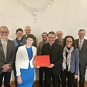 Gruppenbild mit Kommissionsmitgliedern, Fakultätsvertreterinn:en und dem Betreuer Prof. Dr. Thomas Bremer